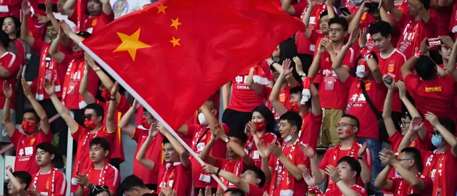 看球宝首页主视觉，足球赛事直播信息聚合界面示意